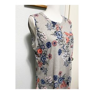 🌻Liz Claiborne Grey with Flowers Henley Tank